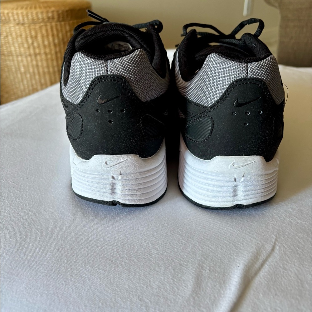 Nike Black and Gray Athletic Shoes - Picture 6 of 10